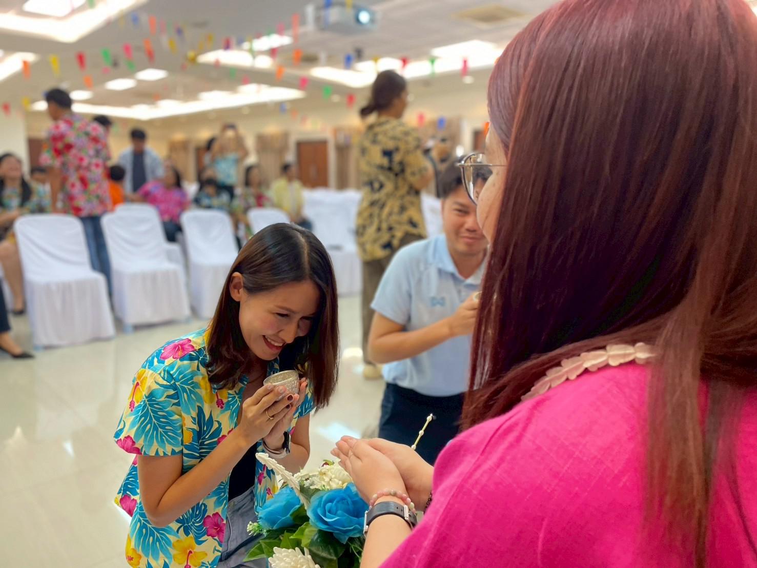 377. วันที่ 26 เมษายน 2568 สาขาการบริหารการศึกษา ได้จัดกิจกรรมรดน้ำดำหัวคณาจารย์ระดับบัณฑิตศึกษา ประจำสาขาการบริหารการศึกษา ณ ห้องประชุมครุร่มสัก 1 ชั้น 3 อาคารคณะครุศาสตร์